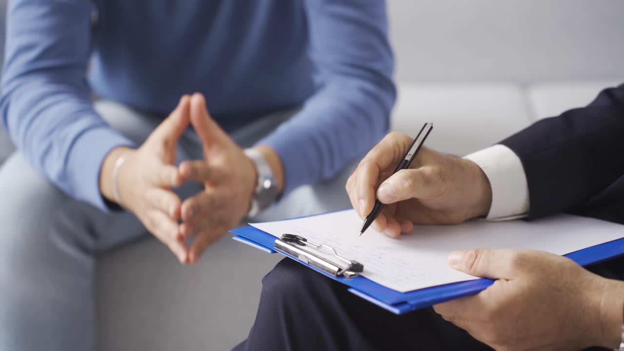 젊은 남성 환자와 심리학자 남자가 심리 치료 세션에 있습니다.