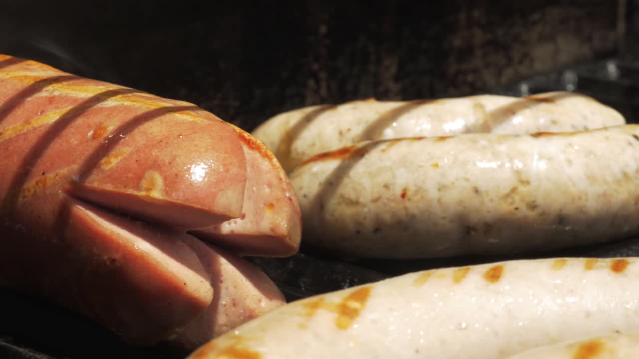 바베큐 그릴 소시지 준비된 뜨거운 연기 손 뒤집기 클로즈업 육즙