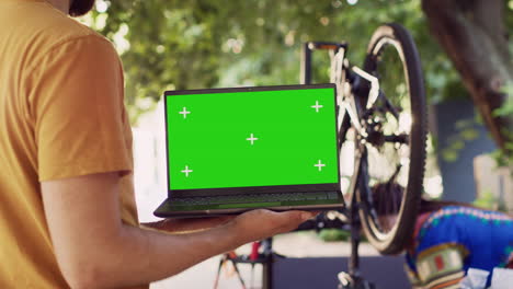reparación de bicicletas con pantalla verde en el portátil