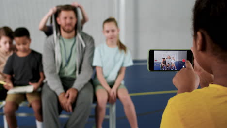 Hombre-Y-Niños-Saludando-Al-Teléfono