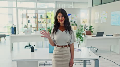 mujer de negocios sosteniendo un teléfono inteligente con pantalla verde en una oficina moderna