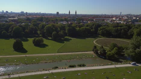 Wunderschöner-Flug-Von-Oben-Aus-Der-Luft,-Polizeiauto-Fährt-Im-Park,-Englischer-Garten,-München,-Deutschland,-Bayern,-Sonniger-Blauer-Himmel-Im-Sommer,-Tag-23