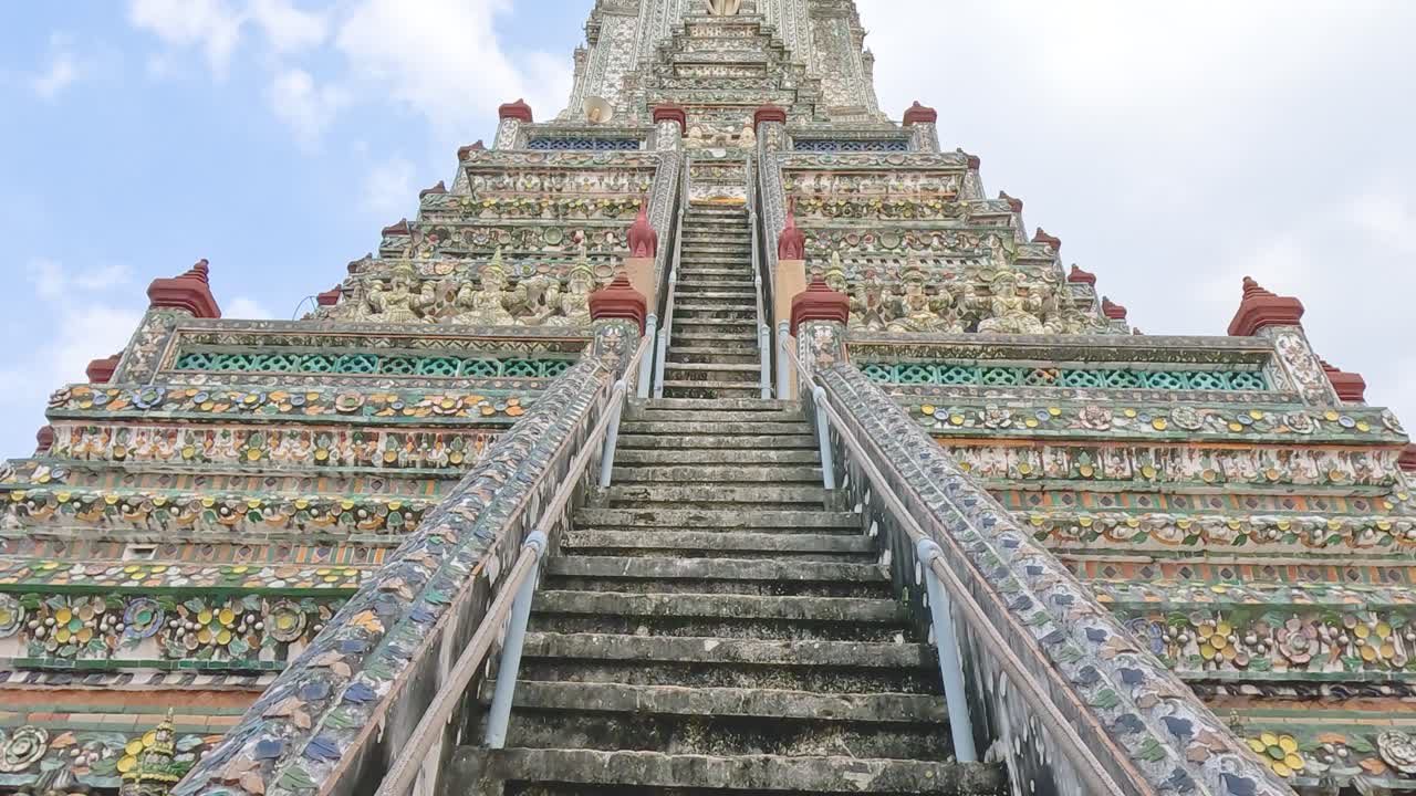 vista de las escaleras ornamentadas que suben en el templo de wat arun, bangkok, tailandia