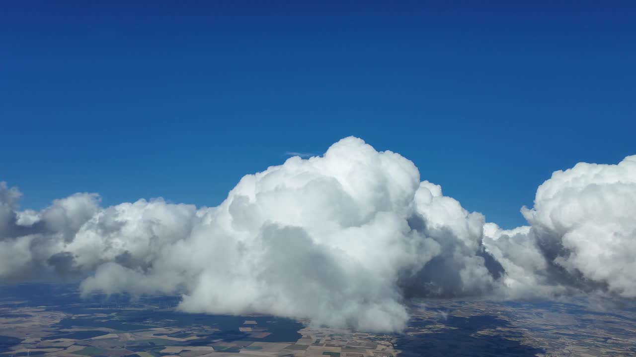 독특한 몰입적 인 조종사 pov는 앞에  구름이있는 화려한 파란 하늘에서 실시간 비행을합니다.