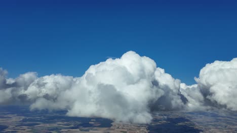 Punto-De-Vista-único-E-Inmersivo-Del-Piloto-En-Un-Vuelo-En-Tiempo-Real-En-Un-Espléndido-Cielo-Azul-Con-Algunos-Cúmulos-Blancos-Por-Delante