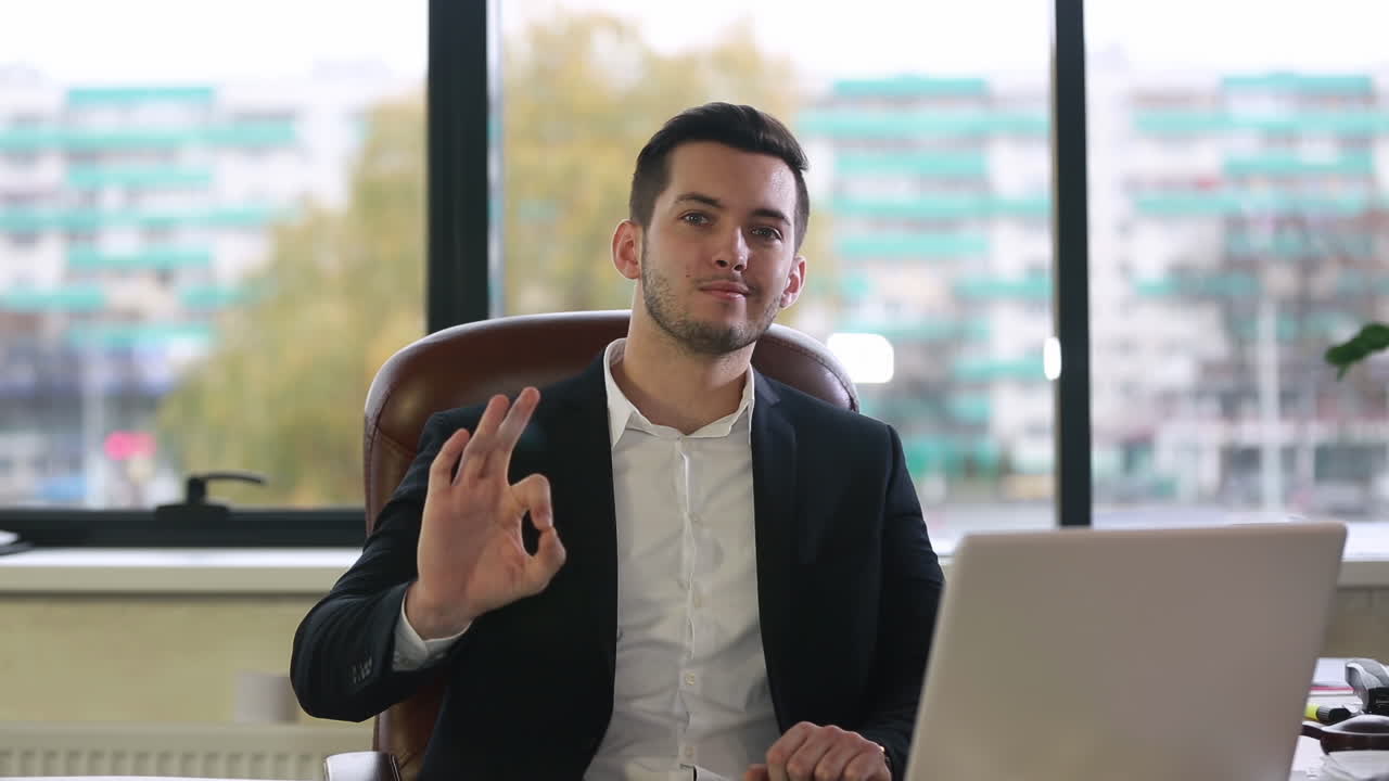 hombre de negocios en su puesto de trabajo