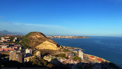 Mar-Balear-Desde-Arriba-Del-Castillo-De-Santa-Bárbara-Durante-El-Día-En-Alicante,-España-4k-30fps