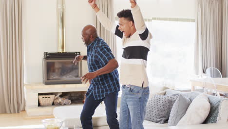 Emocionado-Padre-Afroamericano-E-Hijo-Adulto-Viendo-Deportes-En-Televisión-Y-Celebrando,-Cámara-Lenta