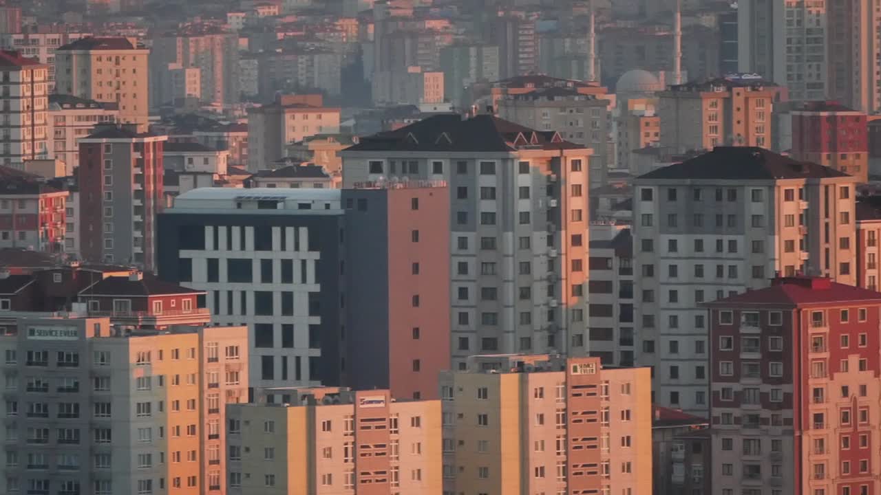 해가 지는 동안 밀집 된 도시 의 공중 사진