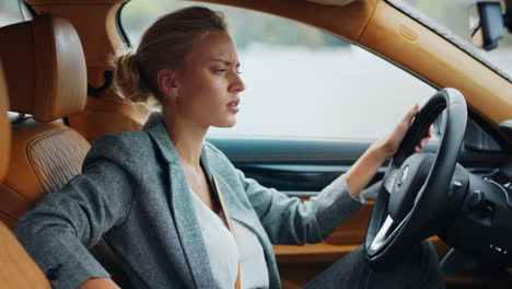 mujer de negocios haciendo una llamada telefónica en un coche de lujo