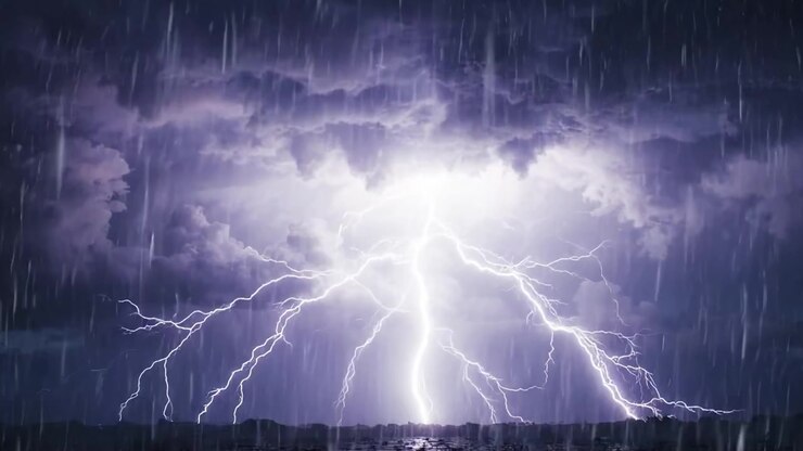 Scena di temporale drammatico catturata: Uno spettacolo ipnotizzante di fulmini che illuminano nuvole scure in mezzo a forti piogge, nella furia della natura.