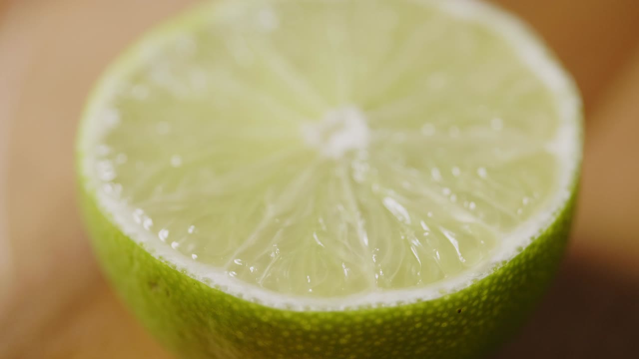 primer plano de un corte de cal fresco girando sobre la mesa