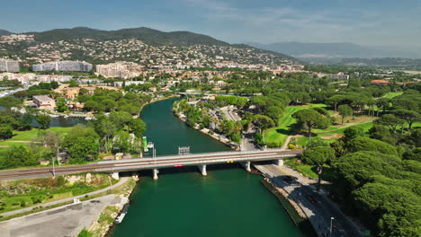 Mandelieu-Riviera:-Luftaufnahme-An-Einem-Sonnigen-Tag