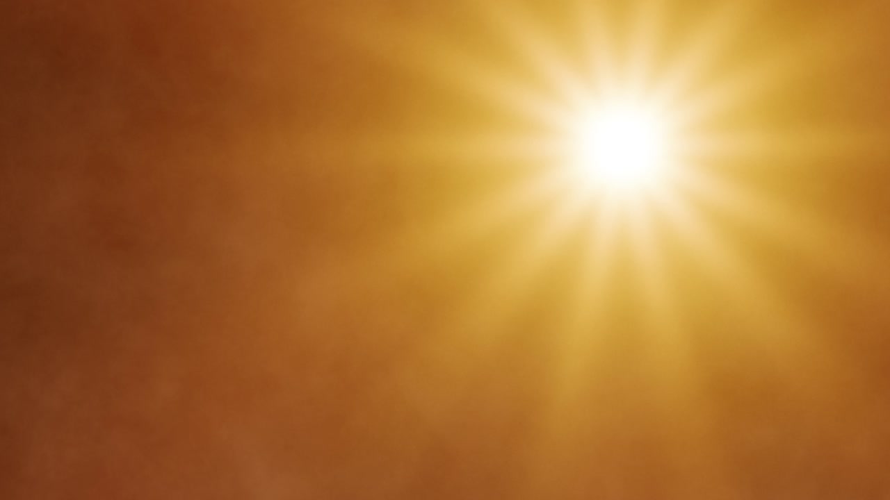 뜨거운 태양 - 불타는 오렌지색 빛이 연기가 인 안개를 통해 강렬한 빛을 아내고, 는 열과 기후 변화의 효과