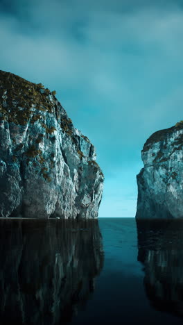 dos majestuosos acantilados se elevan desde el mar tranquilo