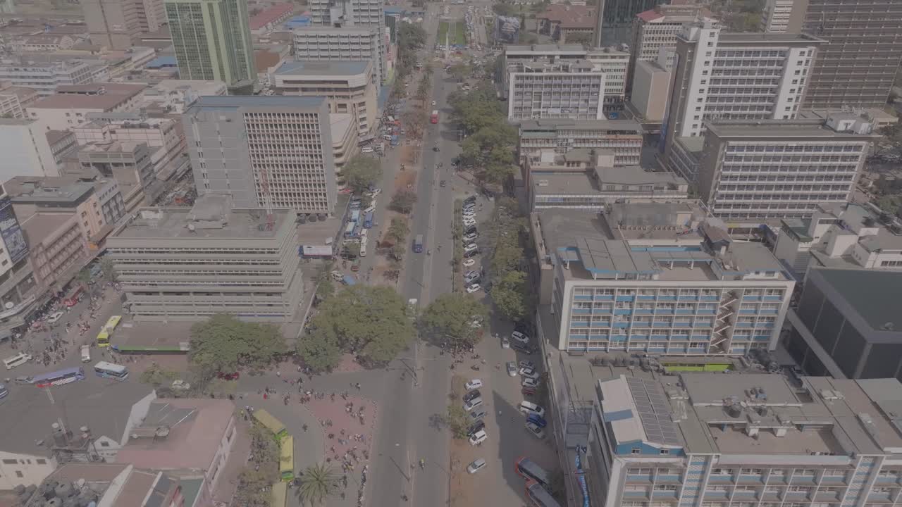 Ripresa aerea inclinata verso l'alto con drone del centro di Nairobi, Moi Avenue, strada del centro