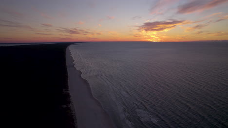 Luftaufnahme-Der-Küste-Von-Krynica-Morska-Bei-Sonnenuntergang,-Sonne-Versteckte-Sich-über-Der-Ostsee-An-Einem-Bewölkten-Sommertag-In-Polen---Luftaufnahme