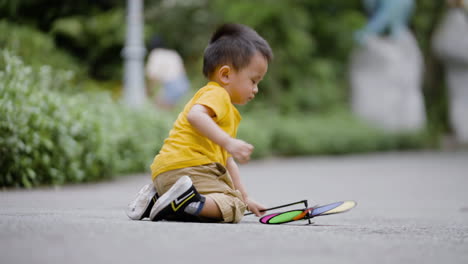 Niño-Asiático-Levantándose-En-El-Parque