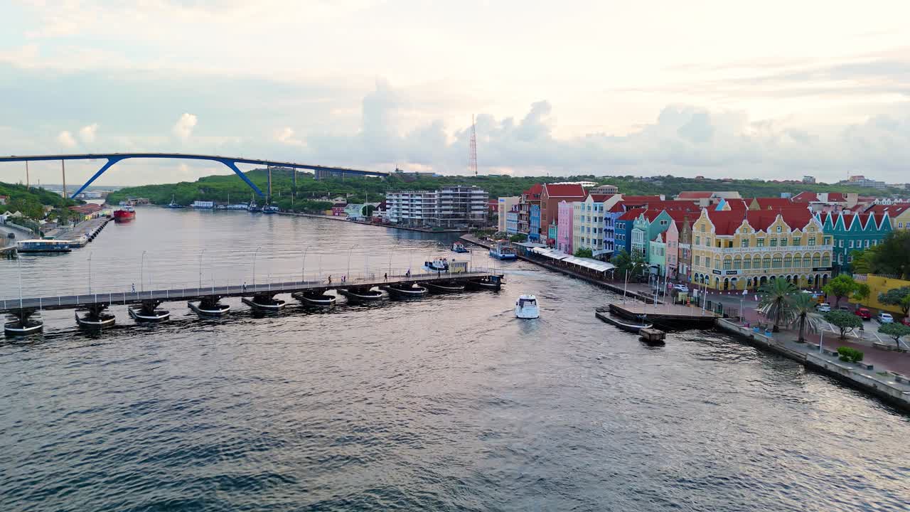 Aerial overview of Queen Emma pontoon bridge opening as boats drive up