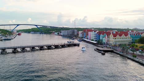 Vista-Aérea-De-La-Apertura-Del-Puente-Pontón-Reina-Emma-Mientras-Los-Barcos-Suben