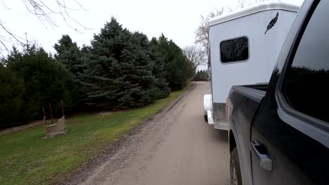 Acarreando-Un-Remolque-De-Caballos-En-Un-Camino-De-Tierra-En-El-Sureste-De-Michigan---4k