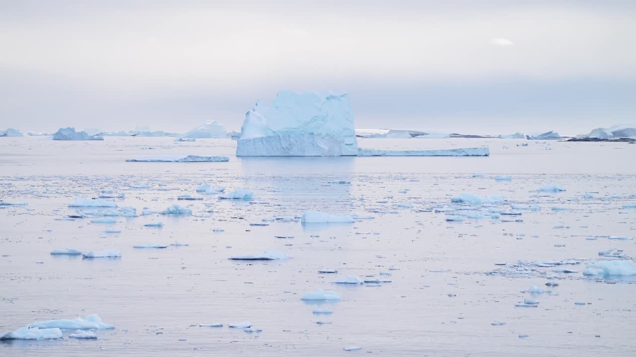 남극에서 해가 지는 아름다운 빙산, 놀라운 모양과 얼음 형성을 가진 거대한 거대한 빙산; 해가 뜨는 바다 풍경, 겨울에 오렌지색 하늘; 남극 반도의 풍경.