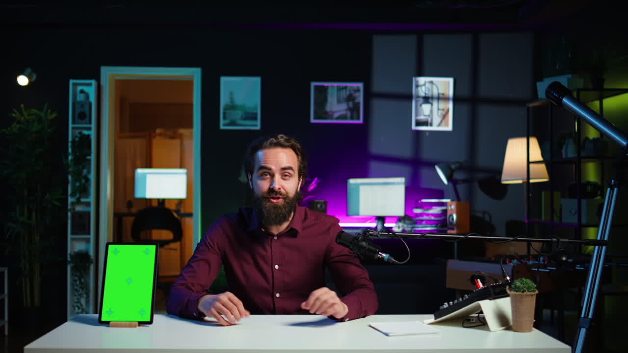 Influencer felice nelle riprese in studio chroma key tablet review