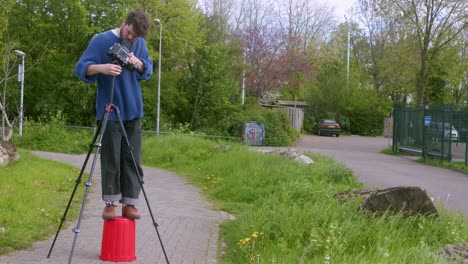 Männlicher-Fotograf-Fotografiert-Mit-Seiner-Analogen-Filmkamera-In-Amsterdam---Breit