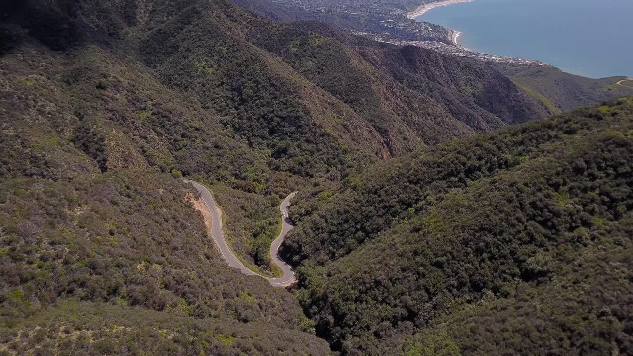 imágenes de drones en 4k de las montañas del sur de california con el horizonte de los ángeles y el océano pacífico