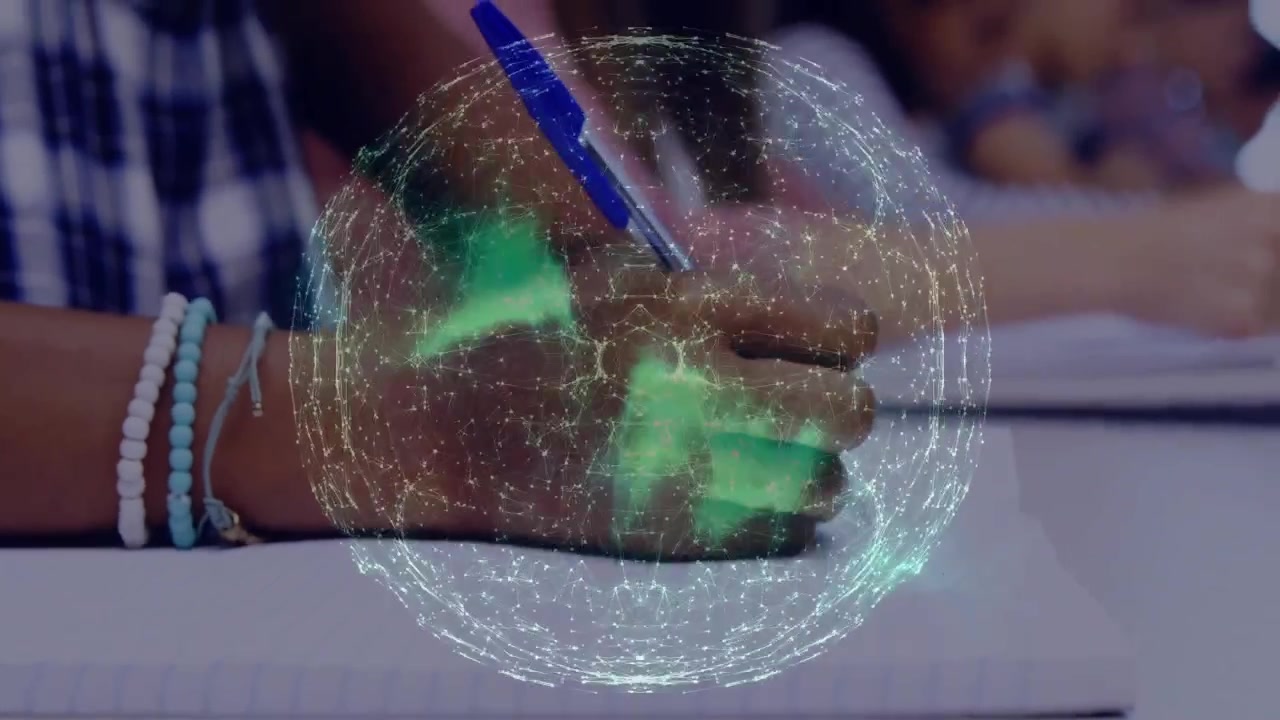 Mão de estudante escrevendo, caneta em posição iniciando um globo se expandindo e se transformando sobre um caderno para aprendizado