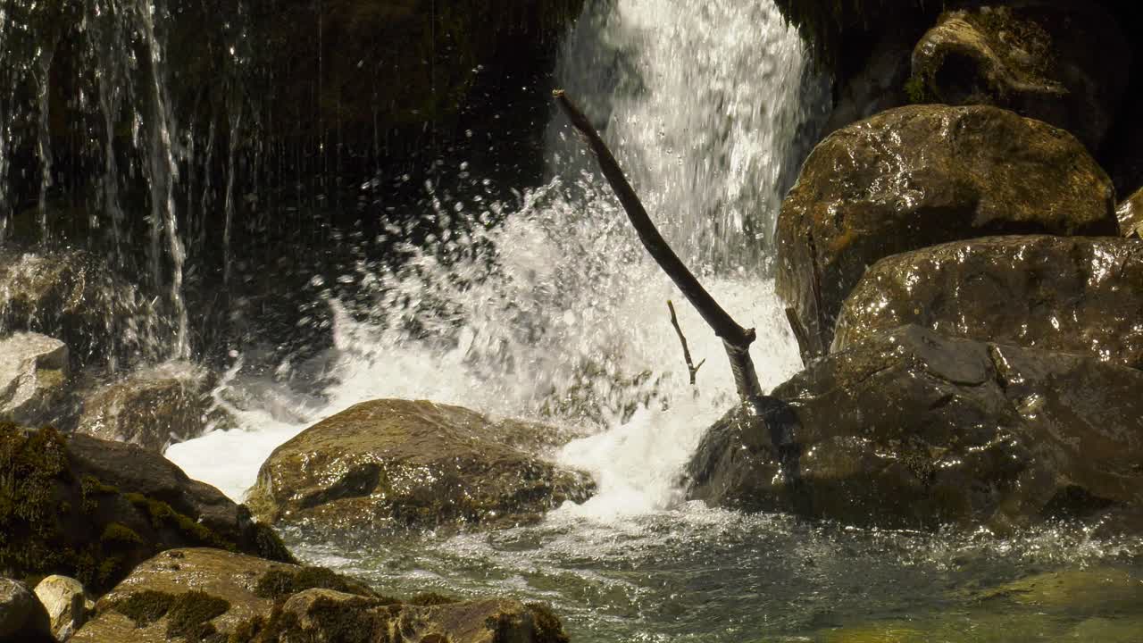 cascade d'eau sur les rochers dans un ruisseau de montagne, gros plan