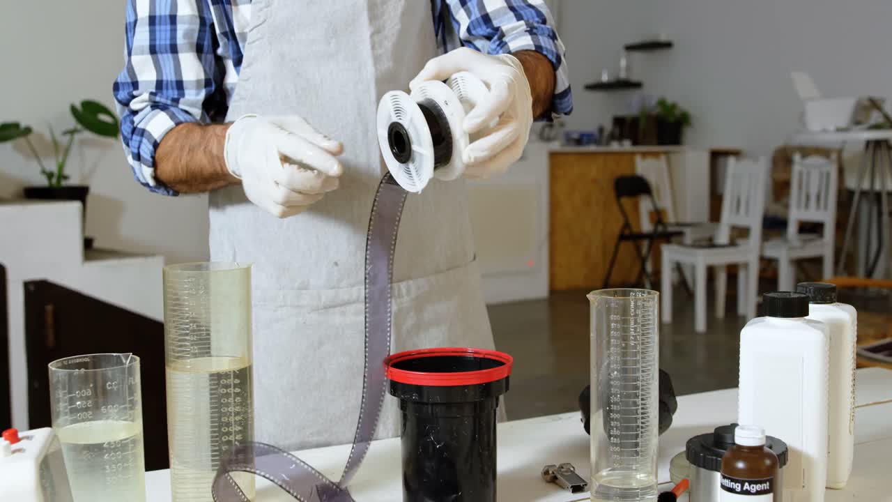 남성 사진작가 카메라 필름 스트립 4k 개발