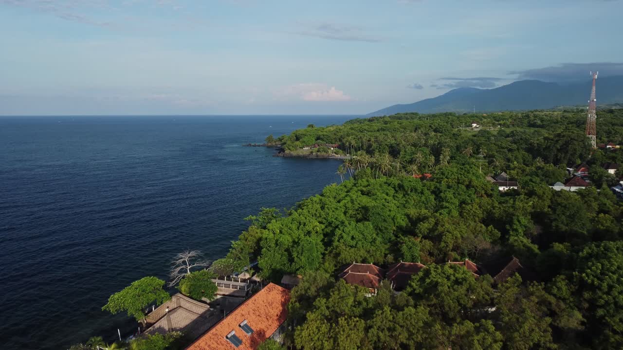 costa aerea vicino al villaggio tropicale con vista sulle montagne