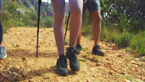 primer plano de un grupo de amigos caminando por una montaña