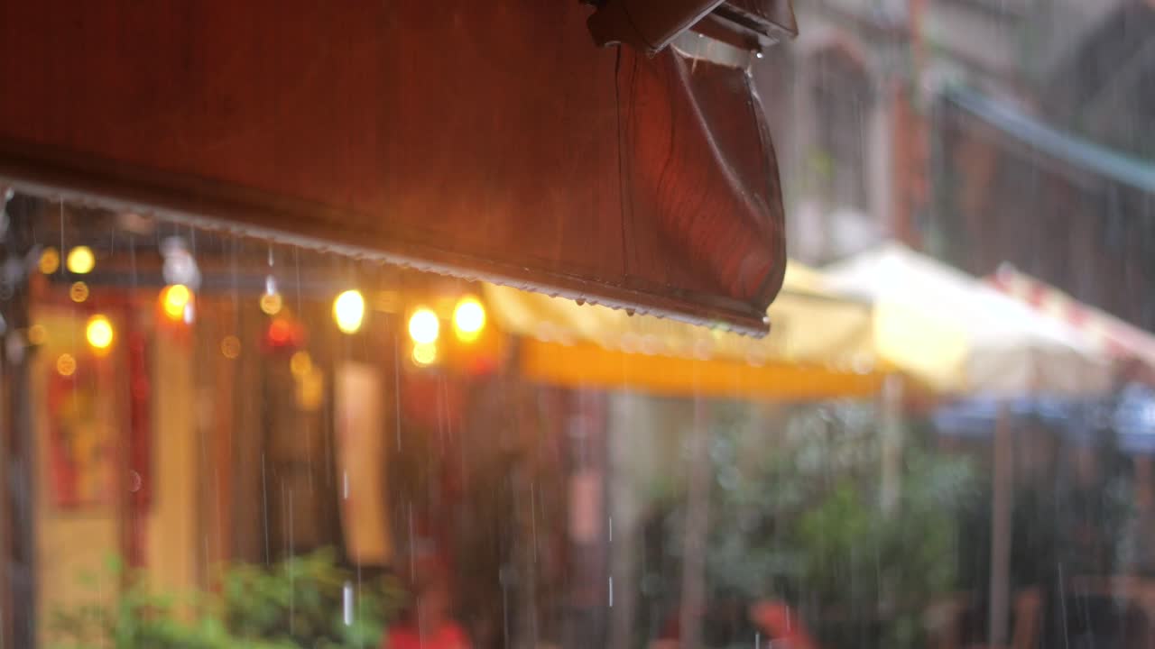 거리 카페에서 비가 오는 밤