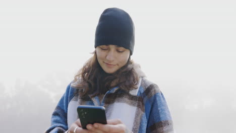 mujer, teléfono inteligente y chat al aire libre