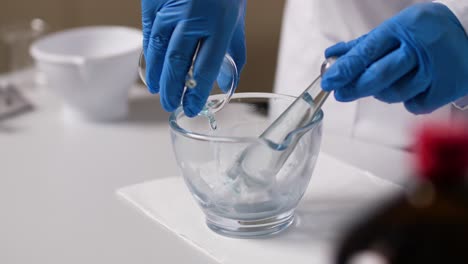 el trabajo farmacéutico se realiza en un laboratorio