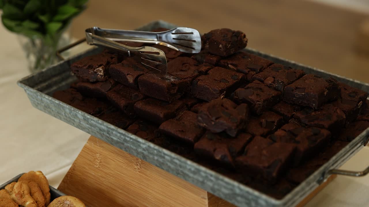 brownies de chocolate caseros en la mesa de postres en el evento de recepción