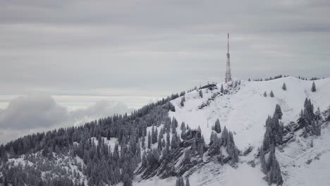 Ein-Sendeturm-Auf-Dem-Schneebedeckten-Gipfel-In-Den-österreichischen-Alpen