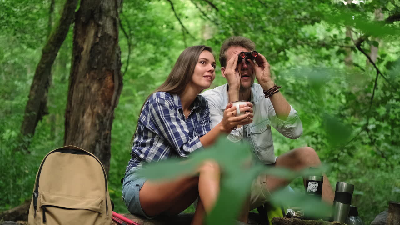 숲 에서 휴식 을 즐기는 부부