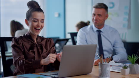 mujer de negocios emocional celebrando el éxito en el lugar de trabajo