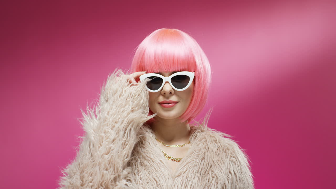 세로 o 여자 핑크색 가발을 쓰고