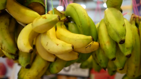 Exhibición-De-Plátano-Fresco-Para-La-Venta-Tienda-Minorista