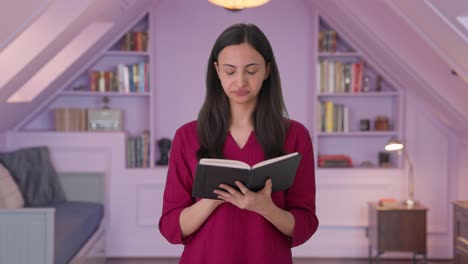 mujer india cansada y perezosa leyendo un libro