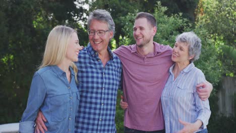 Familie-Hat-Spaß-Im-Garten