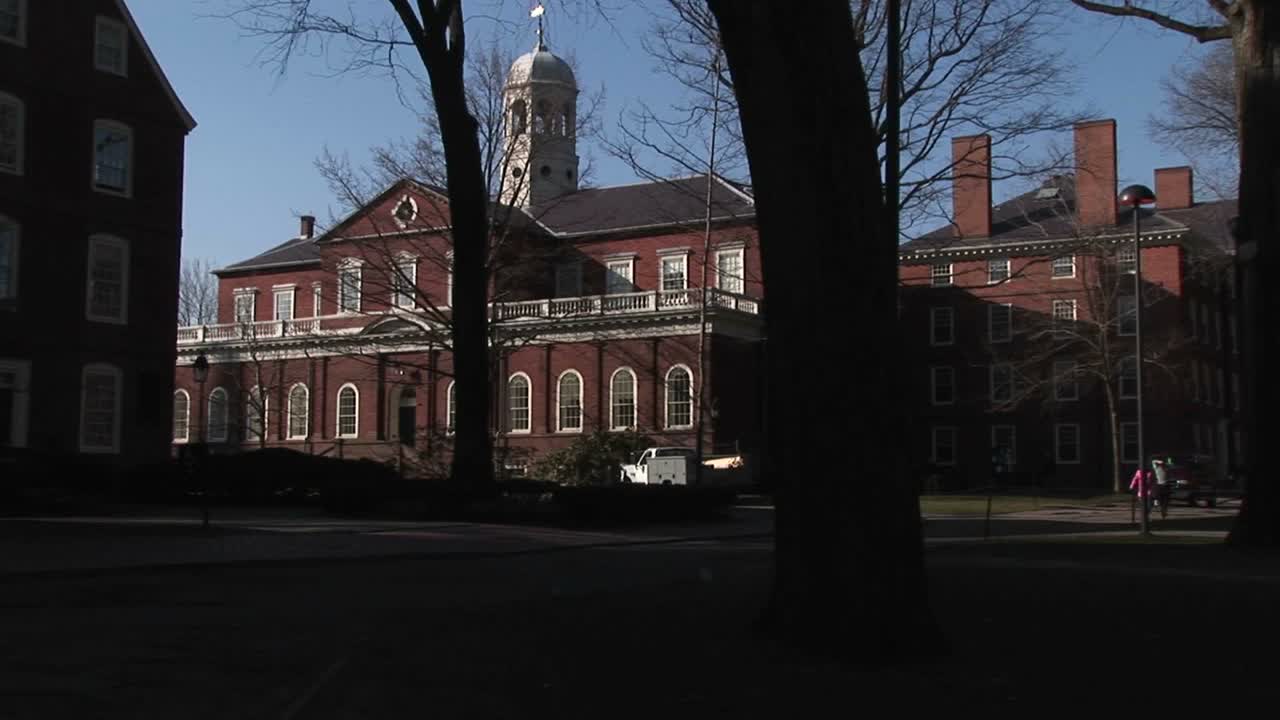 카메라가 하버드 대학의 유서 깊은 캠퍼스를 가로질러 이동합니다.
