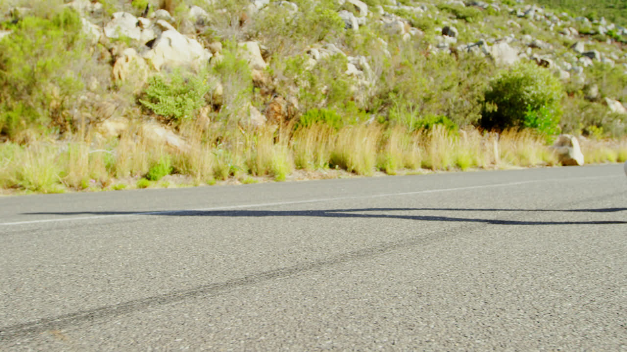 mujer mayor corriendo en un camino en el campo 4k