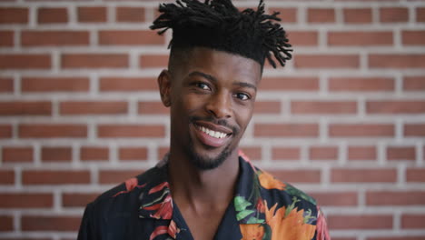 ritratto attraente uomo afroamericano studente sorridente sicuro di sé maschio nero di successo acconciatura funky aspetto espressione felice