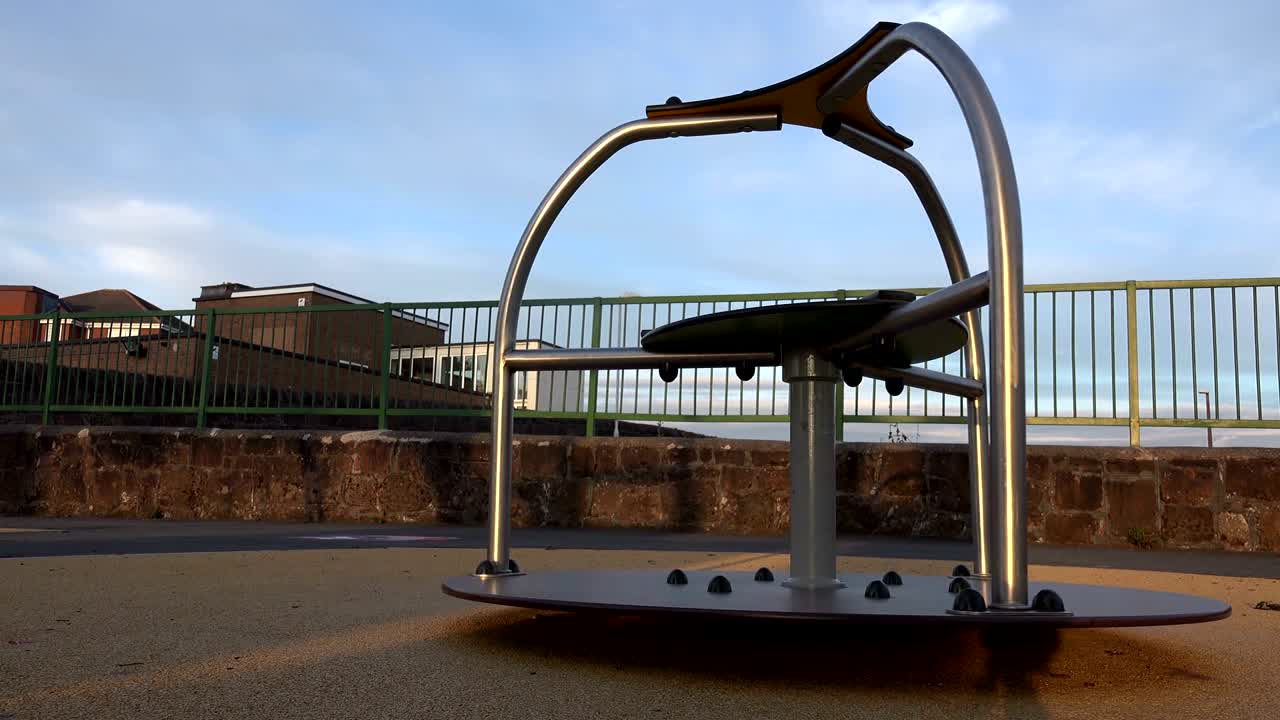 밝은 다채로운 아이들이 바닥을 회전시키고 놀고 있습니다.