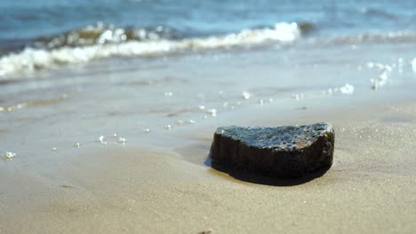 piedra sola en la playa de arena en el mar báltico polaco